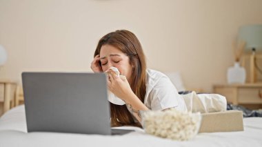 Genç ve güzel İspanyol kadın, yatak odasında yatıp ağlayan dram filmi izliyor.