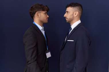 İki İspanyol iş adamı iş kıyafetleri giyip, rahat bir görünüm takınıyor ve doğal bir gülümsemeyle poz veriyor.. 