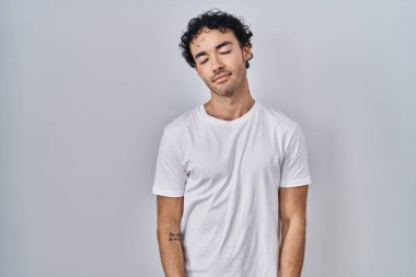 Tecrit edilmiş arka planda duran İspanyol adam uykulu ve yorgun görünüyor, yorgunluktan yorgun ve akşamdan kalma, sabahları tembel gözler.. 