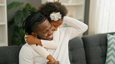 Afro-Amerikan baba ve kızı gülümsüyor. Kendilerine güveniyorlar.