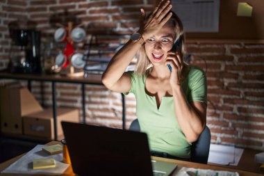 Geceleri ofiste çalışan genç ve güzel bir kadın telefonla konuşuyor. Hatalar olduğunda el ele verip şaşırıyorlar. Hatayı hatırla. Unuttum, kötü hafıza kavramı. 