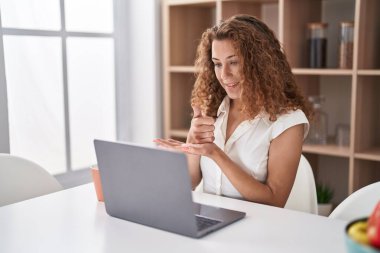 Evde işaret dili ile iletişim kuran güzel İspanyol bir kadın var.