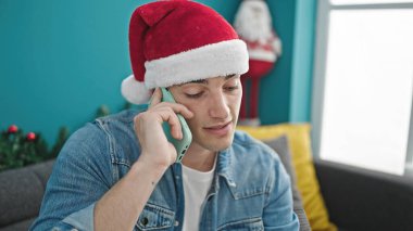 Genç İspanyol adam akıllı telefondan Noel 'i evde kutluyor.