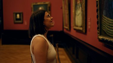 Güzel İspanyol bir kadın Viyana 'daki sanat müzesini ziyaret ediyor.