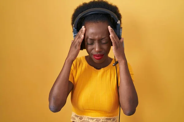 African Woman Curly Hair Standing Yellow Background Wearing Headphones Hand — Stock Photo, Image