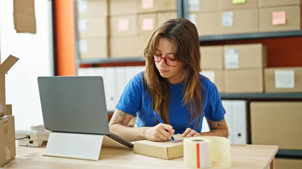 Jonge Mooie Spaanse Vrouw Commerce Zakenman Met Behulp Van Laptop — Stockfoto