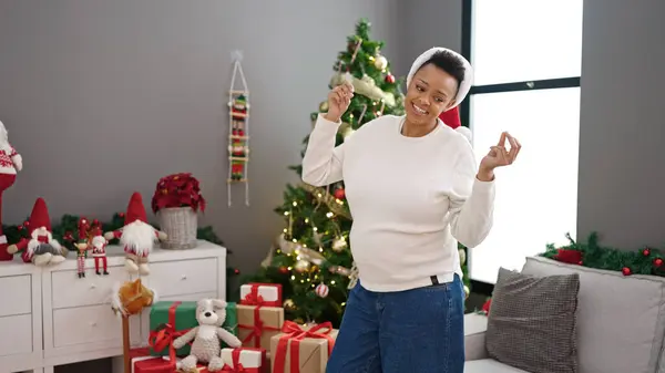 Młoda Ciężarna Kobieta Świętuje Boże Narodzenie Tańcząc Domu — Zdjęcie stockowe