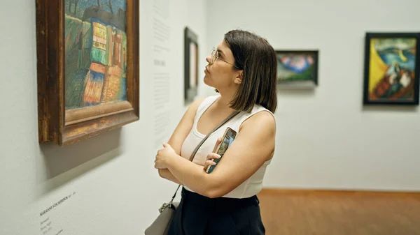 Jonge Mooie Spaanse Vrouw Bezoekt Kunstgalerie Albertina Museum Wenen — Stockfoto