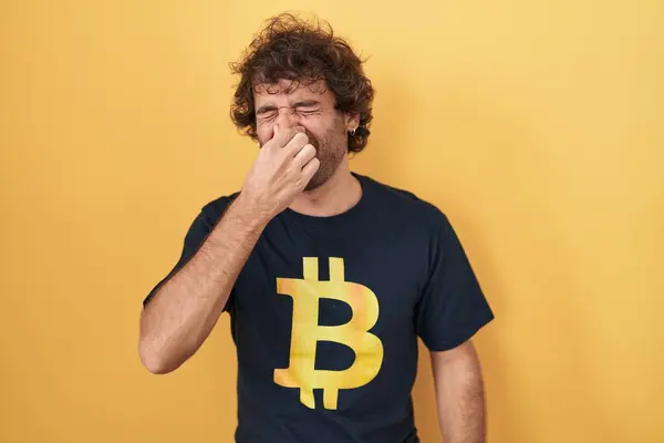 Joven Hispano Con Camiseta Bitcoin Oliendo Algo Apestoso Asqueroso Olor —  Fotos de Stock