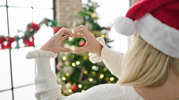 Νεαρή Ξανθιά Γυναίκα Γιορτάζει Χριστούγεννα Κάνει Σχήμα Καρδιάς Χέρια Στο — Φωτογραφία Αρχείου
