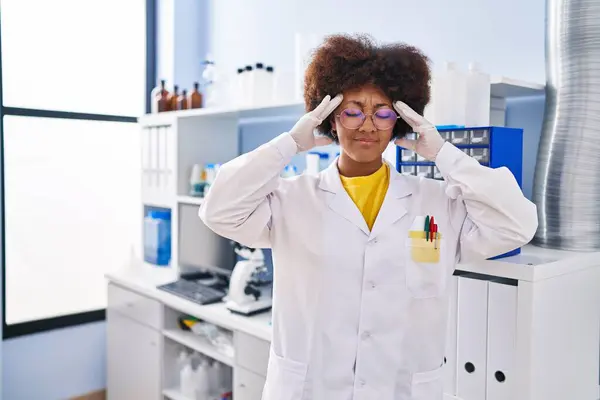 Mujer Afroamericana Joven Que Trabaja Laboratorio Científico Con Mano Cabeza —  Fotos de Stock