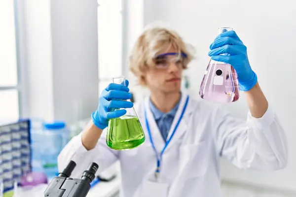 Mladý Blond Muž Vědec Drží Zkumavky Laboratoři — Stock fotografie