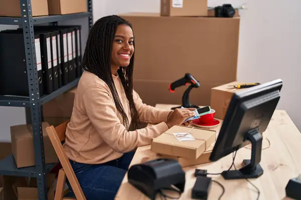 Femme Afro Américaine Commerce Électronique Travailleur Entreprise Nettoyage Écran Smartphone — Photo