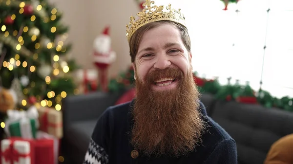집에서 크리스마스 트리에 왕관을 — 스톡 사진