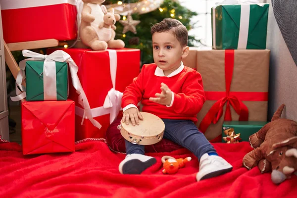 Adorabile Bambino Ispanico Giocare Tamburello Seduto Sul Pavimento Regali Natale — Foto Stock