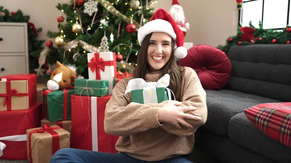 Krásná Hispánská Žena Drží Vánoční Dárek Sedí Podlaze Doma — Stock fotografie