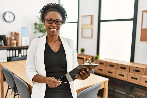 Αφρο Αμερικανίδα Επιχειρηματίας Χαμογελώντας Αυτοπεποίθηση Κρατώντας Πρόχειρο Στο Γραφείο — Φωτογραφία Αρχείου
