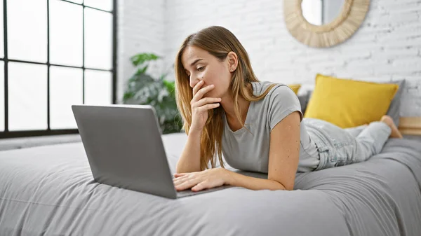 Çekici Genç Sarışın Kadın Rahat Bir Şekilde Yatakta Uzanıyor Bilgisayarını — Stok fotoğraf