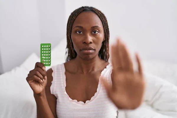 African American Woman Holding Birth Control Pills Open Hand Doing — Stock Photo, Image