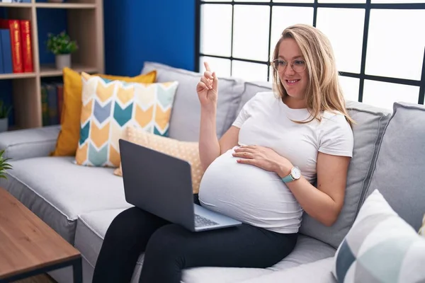 Mladá Těhotná Žena Sedí Pohovce Doma Pomocí Notebooku Úsměvem Šťastně — Stock fotografie