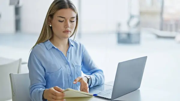 Jovem Loira Mulher Empresária Usando Laptop Leitura Notebook Escritório — Fotografia de Stock