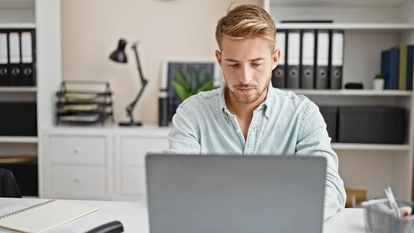 Jovem Caucasiano Homem Trabalhador Negócios Usando Laptop Trabalhando Escritório — Fotografia de Stock