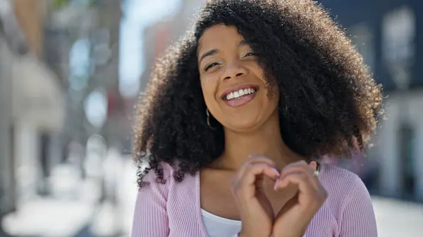 Afrikansk Amerikansk Kvinna Ler Säker Gör Hjärta Gest Med Händerna — Stockfoto