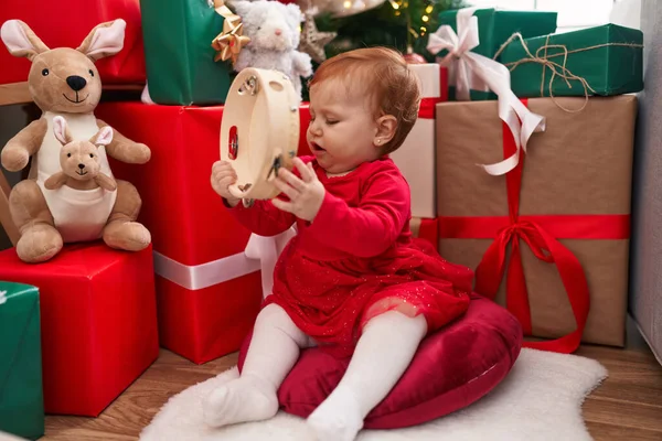 Adorável Criança Ruiva Tocando Pandeiro Sentado Chão Por Presentes Natal — Fotografia de Stock