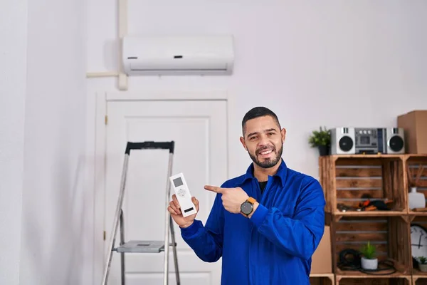 Hispanische Reparaturfirma Die Mit Klimaanlage Arbeitet Lächelt Glücklich Und Zeigt — Stockfoto