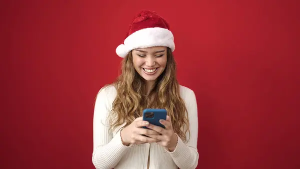 Jeune Belle Femme Hispanique Portant Chapeau Noël Utilisant Smartphone Sur — Photo