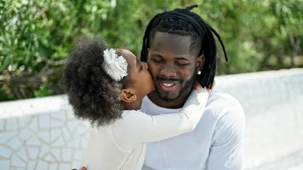 Afro Americano Pai Filha Sorrindo Confiante Abraçando Uns Aos Outros — Fotografia de Stock