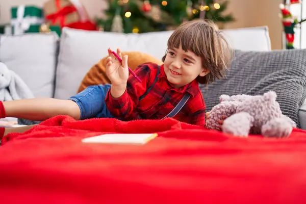 Evdeki Noel Ağacının Yanındaki Kanepede Yazan Sevimli Çocuk — Stok fotoğraf