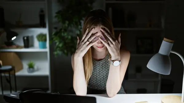 Junge Blonde Geschäftsfrau Mit Laptop Büro Gestresst — Stockfoto