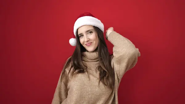 Krásná Hispánská Žena Usmívá Sebevědomě Nosí Vánoční Klobouk Přes Izolované — Stock fotografie