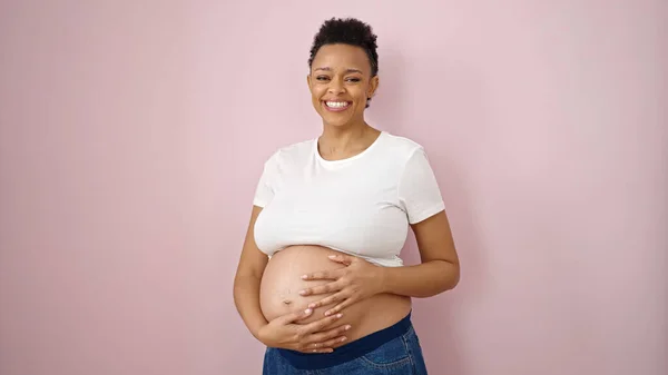 Ung Gravid Kvinna Ler Säker Berörande Mage Över Isolerade Rosa — Stockfoto