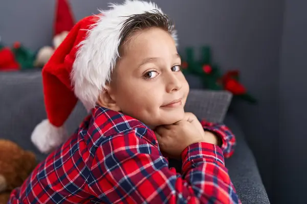 Entzückender Hispanischer Junge Lächelt Selbstbewusst Auf Sofa Bei Weihnachtsdekoration Hause — Stockfoto