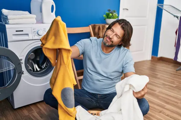 Çamaşırhanede Çamaşırları Yıkayan Orta Yaşlı Adam Gülümsüyor — Stok fotoğraf