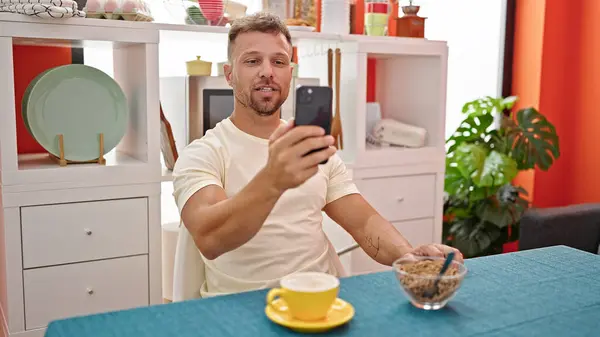 Junger Mann Frühstückt Bei Videotelefonie Speisesaal — Stockfoto