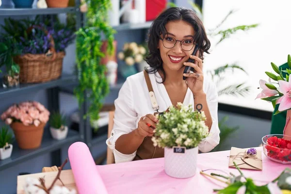 Joven Hermosa Florista Hispana Hablando Planta Corte Teléfonos Inteligentes Tienda —  Fotos de Stock