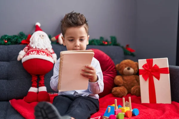 Sevimli Spanyol Bebek Noel Baba Mektup Yazıyor Evdeki Noel Süslemesinde — Stok fotoğraf