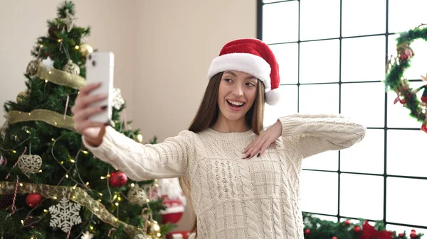Jovem Bela Mulher Hispânica Junto Árvore Natal Fazer Selfie Por — Fotografia de Stock