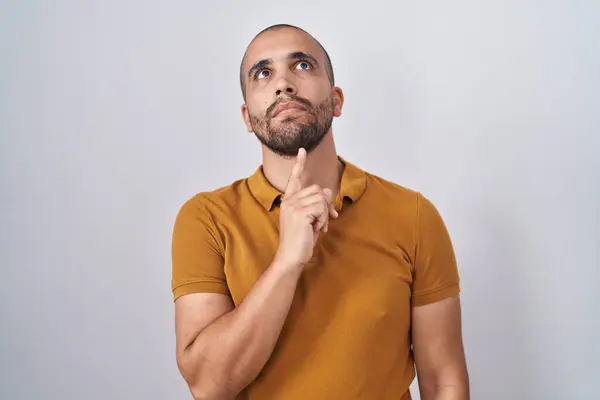 Hispanic Man Beard Standing White Background Thinking Concentrated Doubt Finger — Stock Photo, Image