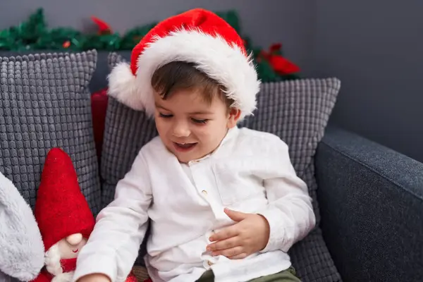 Sevimli Spanyol Bebek Noel Şapkası Takıp Evdeki Koltukta Oturuyor — Stok fotoğraf