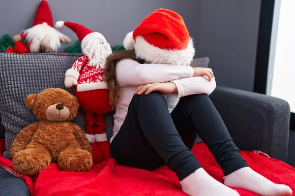 Αξιολάτρευτο Ισπανόφωνο Κορίτσι Που Κάθεται Στον Καναπέ Χριστουγεννιάτικη Διακόσμηση Κλαίγοντας — Φωτογραφία Αρχείου