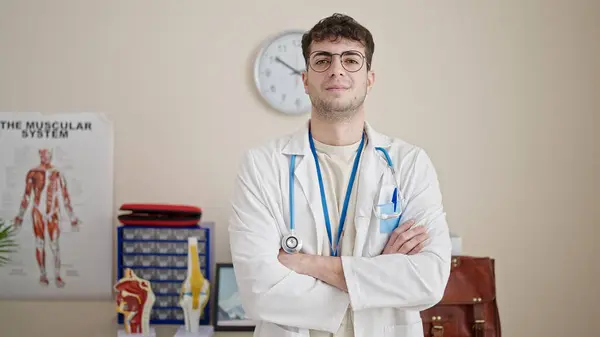 Jonge Spaanse Man Dokter Glimlachend Vol Vertrouwen Staand Met Armen — Stockfoto