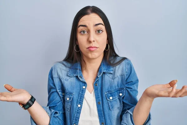 Hispanic Woman Standing Blue Background Clueless Confused Expression Arms Hands — Stock Photo, Image