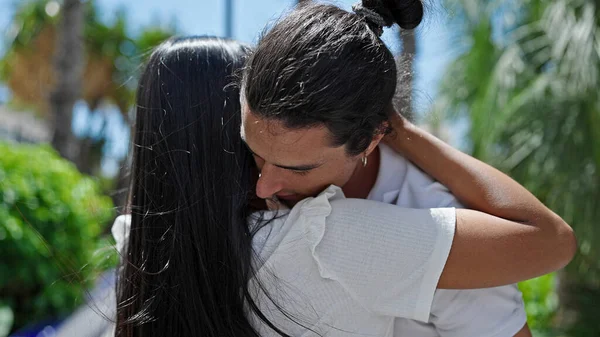 Man Woman Couple Hugging Each Other Park — Stok fotoğraf