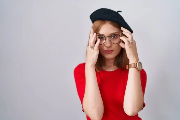 Mujer Pelirroja Joven Pie Con Gafas Boina Tratando Abrir Los — Foto de Stock