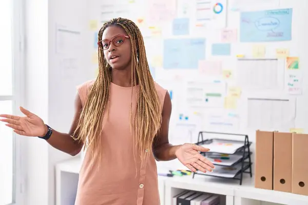 Africano Americano Mulher Empresária Falando Escritório — Fotografia de Stock