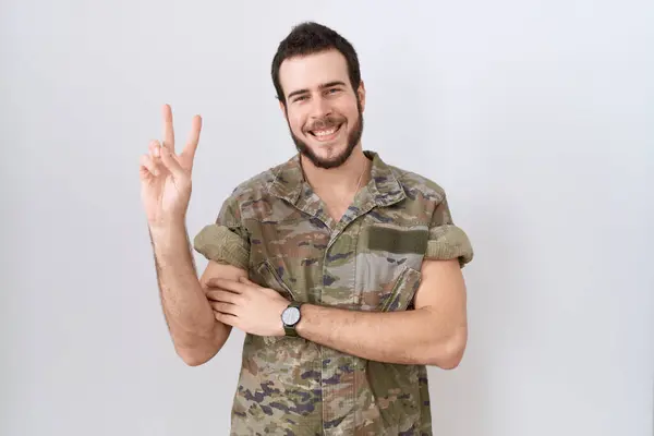 Joven Hispano Vestido Con Uniforme Camuflaje Del Ejército Sonriendo Con — Foto de Stock